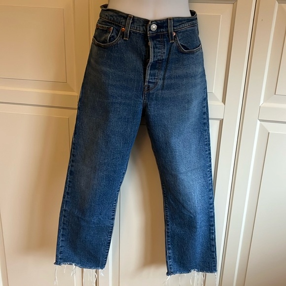 - Levi's  Revolve premium wedgie straight Size 30 Medium Wash "Love Triangle" - Picture 5 of 13